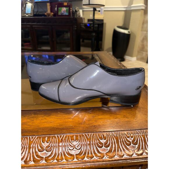 Women’s Saks Fifth Ave Gray Patent Leather Wingtip Shoes. Size 7.5 - Picture 3 of 6